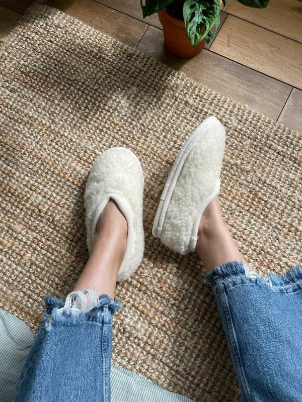 Women's Milk Wool Slippers for wholesale by ONAIE