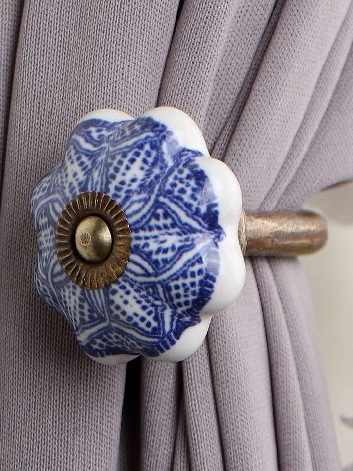 Gancho rústico rústico para cortinas con flores de cerámica con diseño único en azul y blanco (juego de 2) para venta al por mayor de KNOBCO