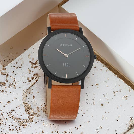 Montre analogique en quartz Titan avec cadran noir et bracelet en cuir pour homme pour la vente par Titan