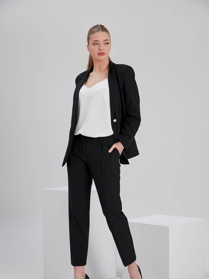 IRIS ZWEIREIHIGE SCHWARZE BLAZERJACKE für den Großhandel von NOACODE