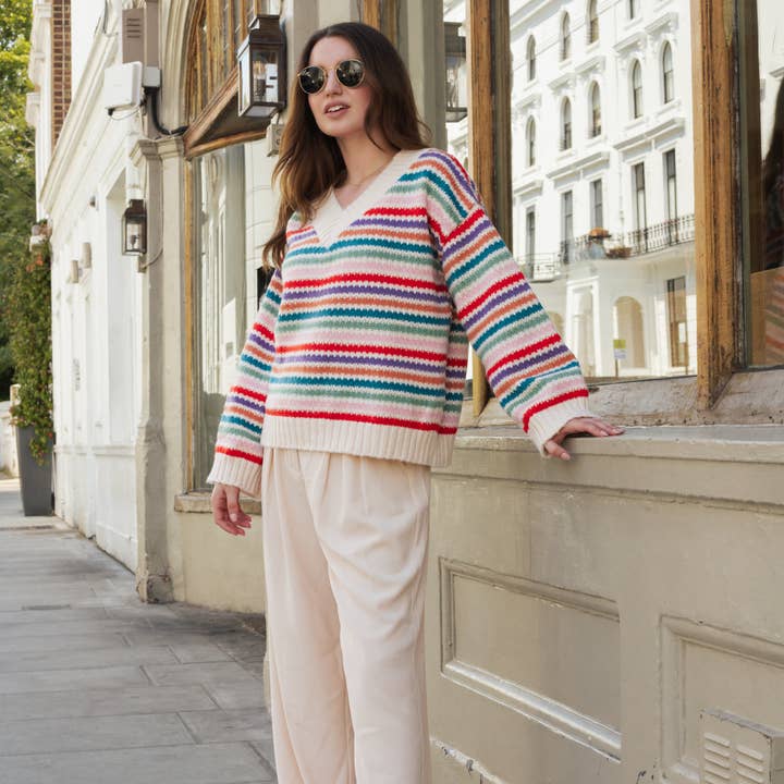 Cara & The Sky - Venta al por mayor Jersey de punto - Mujer - Jersey Jasmine de manga ancha con cuello en V a rayas | Prendas de punto para mujer