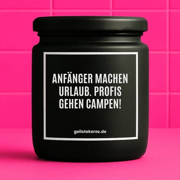 Vegane Bio-Kerze mit Spruch – ANFÄNGER MACHEN URLAUB. PROFIS GEHEN CAMPEN! für den Großhandel von geilstekerze