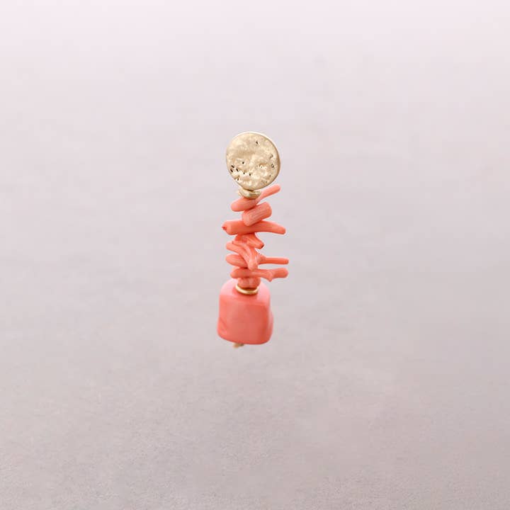 Boucles d'oreilles pendantes corail résine pour la vente par Sonata