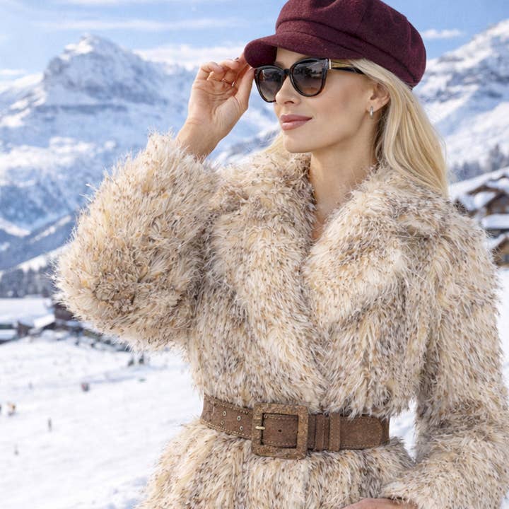 ABRIGO DE PIEL SINTÉTICA SOBREDIMENSIONADO CON GRAN CUELLO DE CHAL Y CINTURÓN EN COLOR BÚHO LUNGO - ESENCIALES para venta al por mayor de Fashion Roots