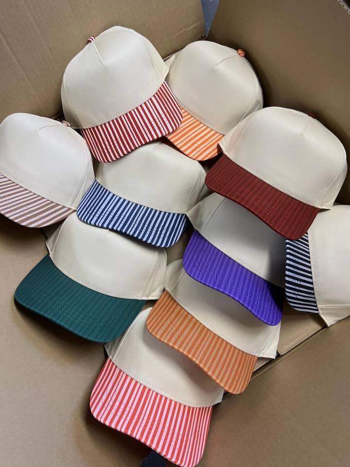 Chapeaux Rayés Vides Ruby Moon pour la vente par Ruby Moon