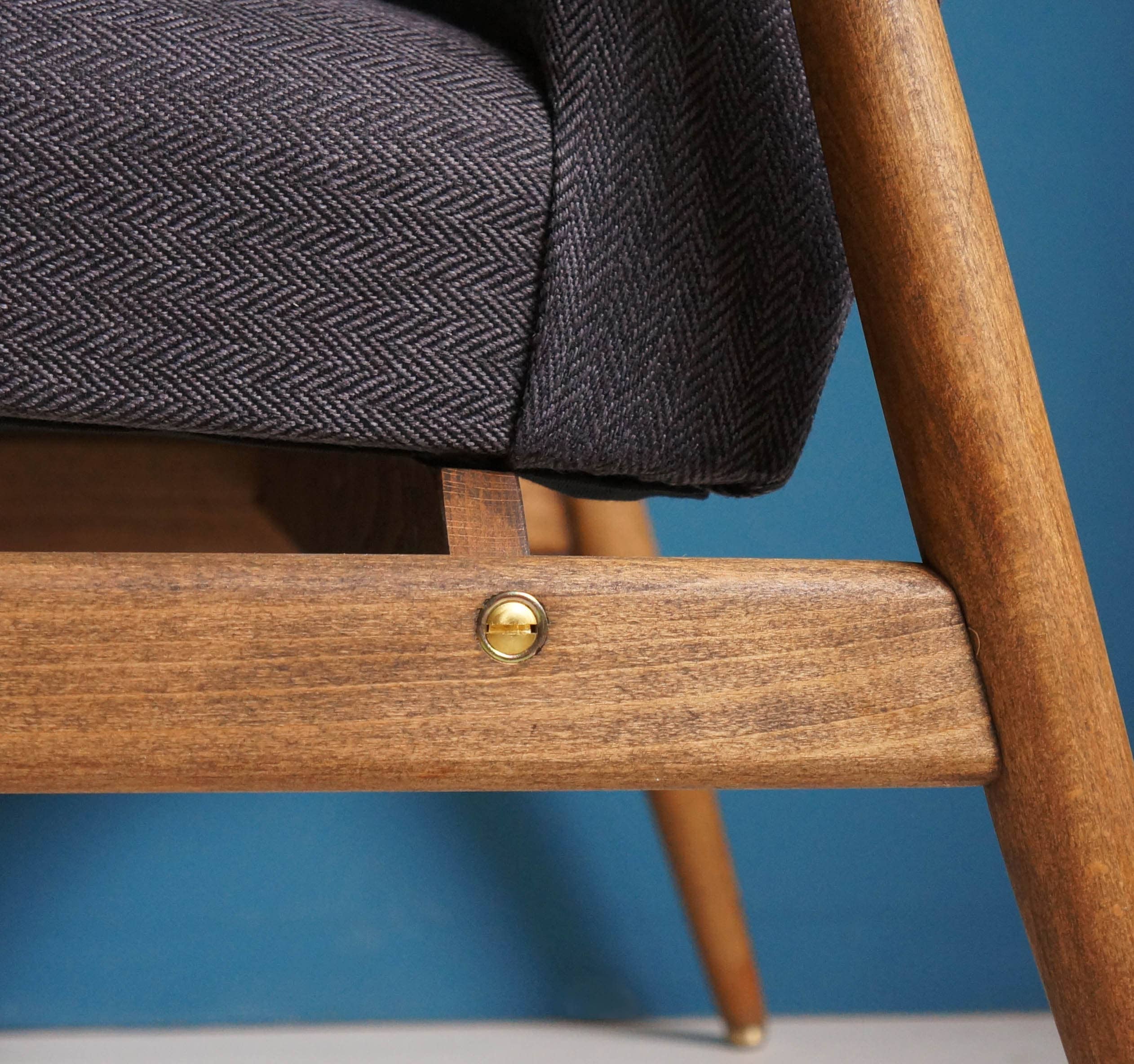 Workshop of Forms - Vendita all'ingrosso Sedie - Poltrona vintage metà secolo con finiture in ottone, grafite7