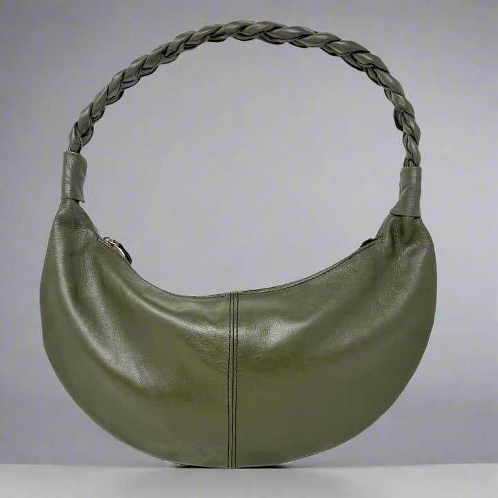 Olivgrön Halvmåneformad Axelväska i Läder – Handgjord med Flätat Handtag för wholesale av Artisan Stories