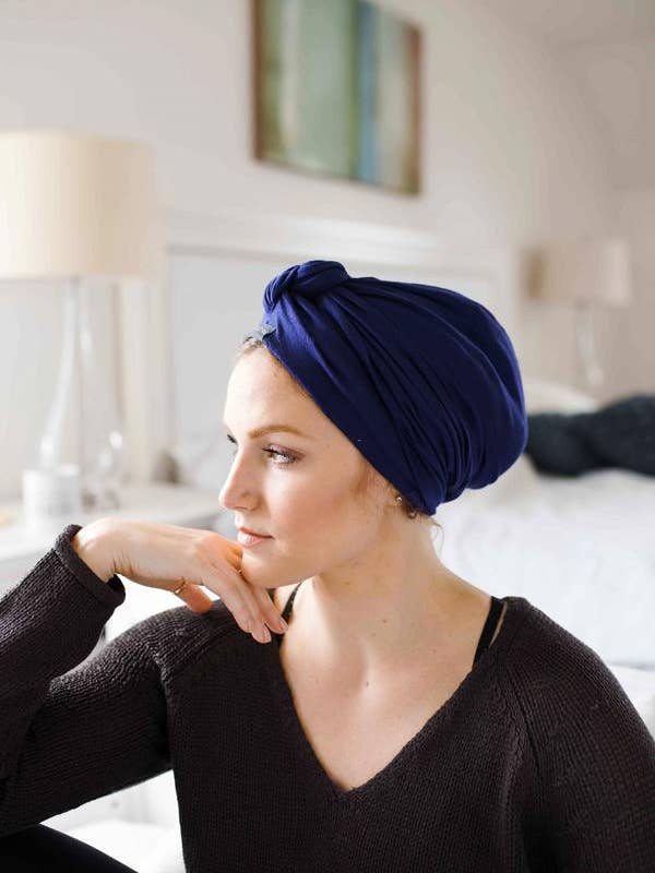 Turbante a nodo blu con fodera in raso per la vendita all'ingrosso da parte di Grace Eleyae Inc.