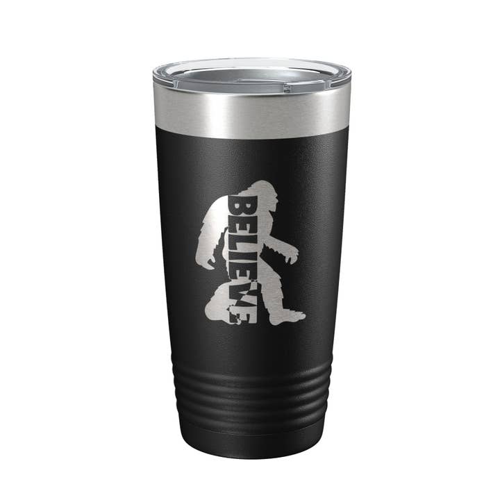 Bigfoot Tumbler I Believe Reisebecher Sasquatch Outdoorsman Camping-Geschenk, isolierte, lasergravierte Kaffeetasse, 20 Unzen für den Großhandel von CarveBright