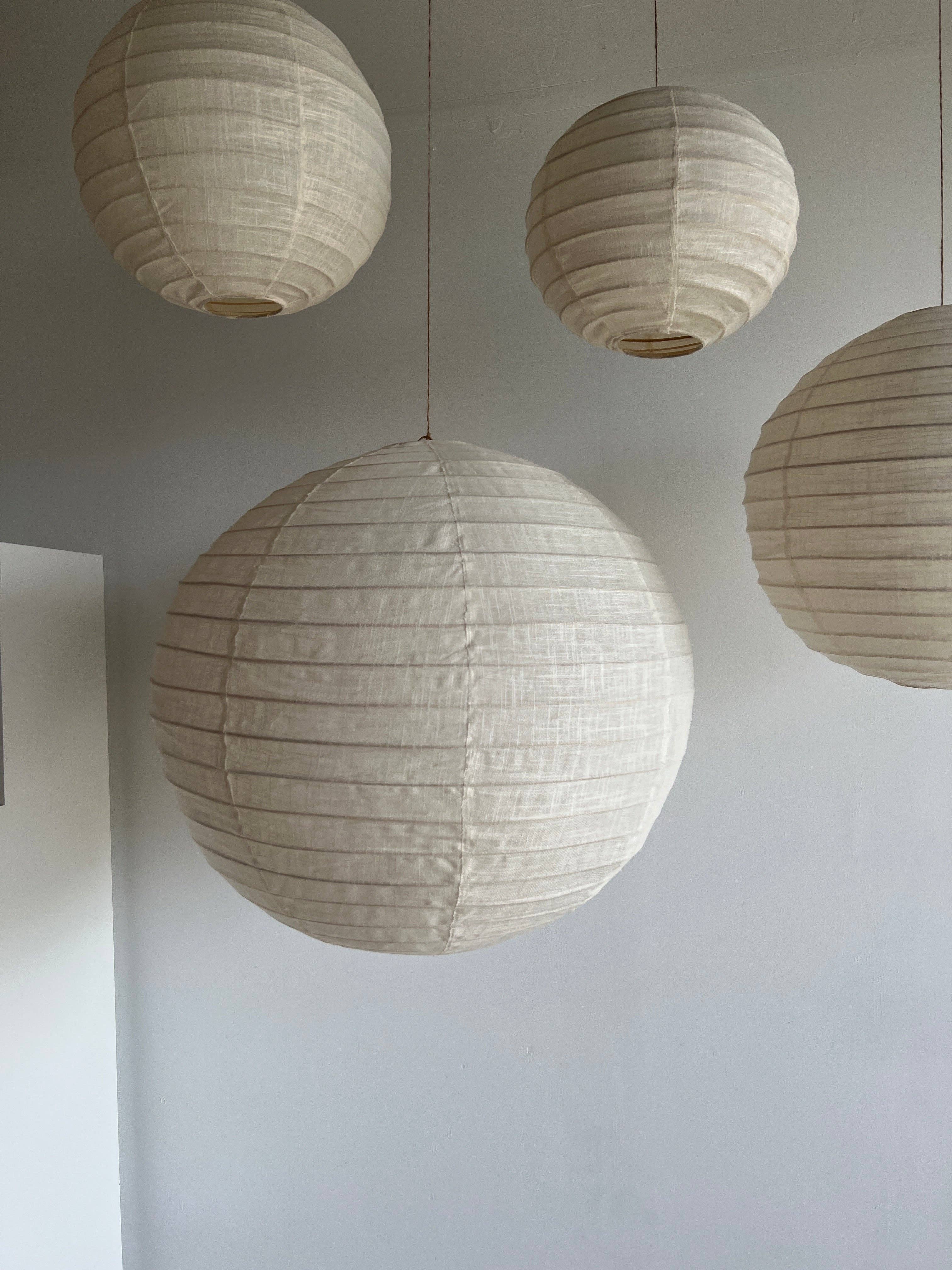 Office Objets - Wholesale Chandelier/Hanging Light - Medium round Japanese-style pendant light in rattan and natural linen D:4017