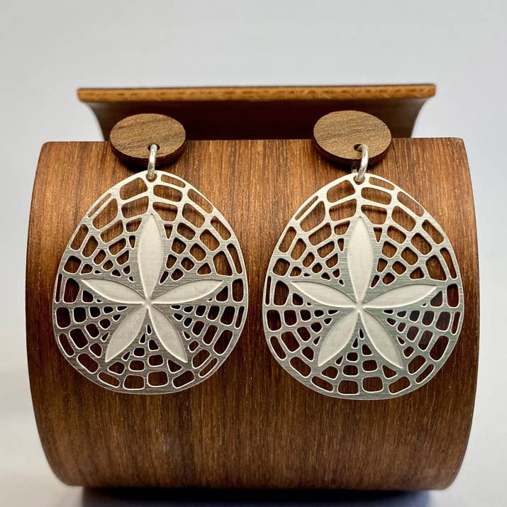Boucles d'oreilles pendantes en argent Sand Dollar pour la vente par Go Do Good