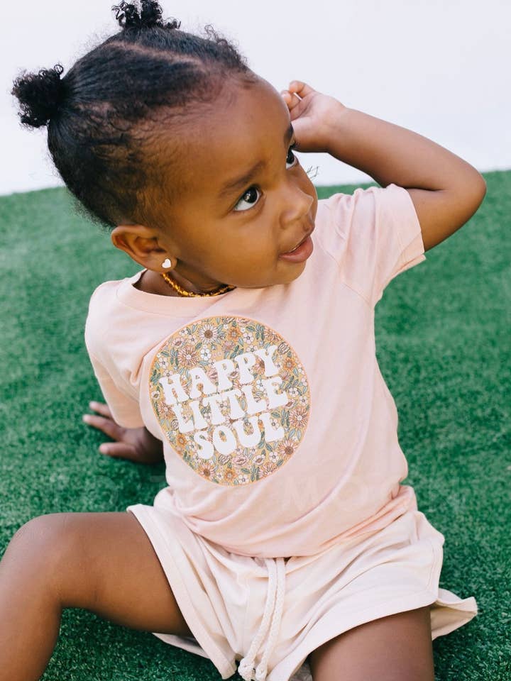 T-shirt graphique Happy Little Soul pour tout-petits pour la vente par To the Moon Childrens