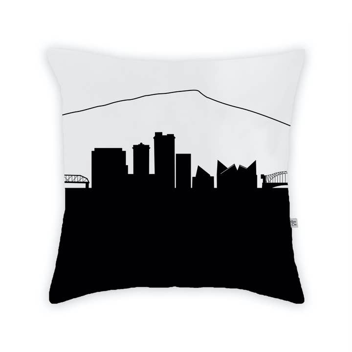 Chattanooga TN Skyline Grand coussin pour la vente par Anne Cate