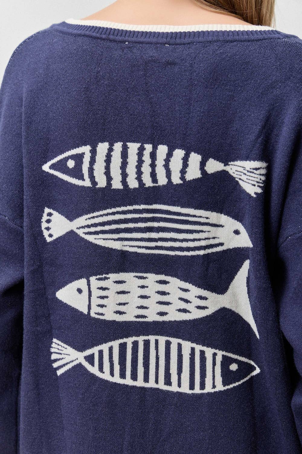 MARINHA/MARFIM CARDIGÃ COM BOTÕES E DESIGN DE PEIXE para venda a revendedores na Faire3