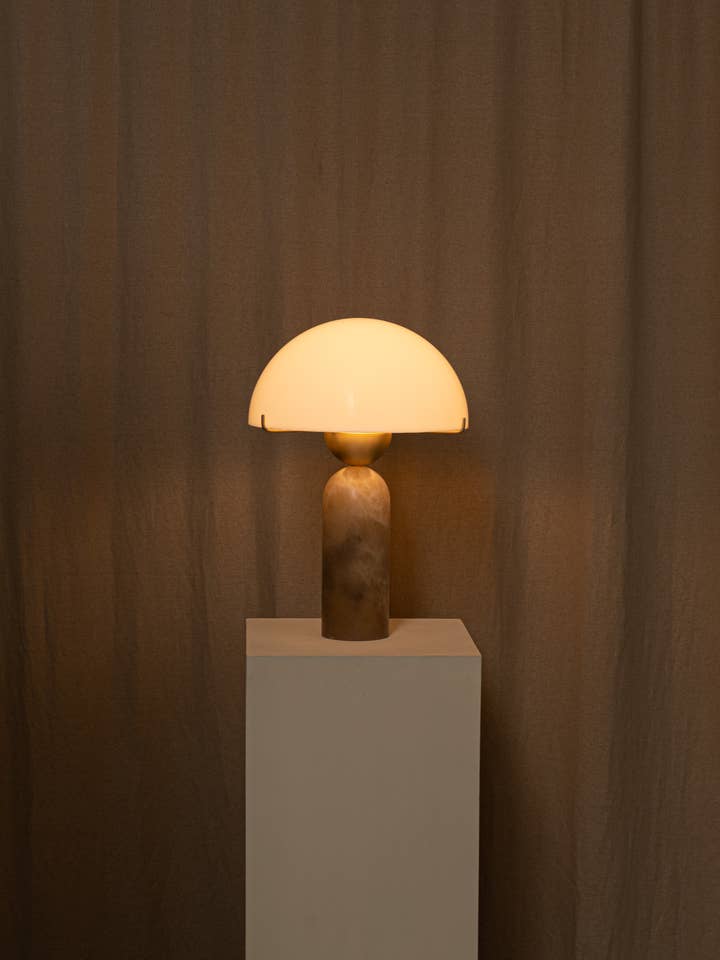 Lampe de table Peono Tabac Albâtre pour la vente par Simone et Marcel