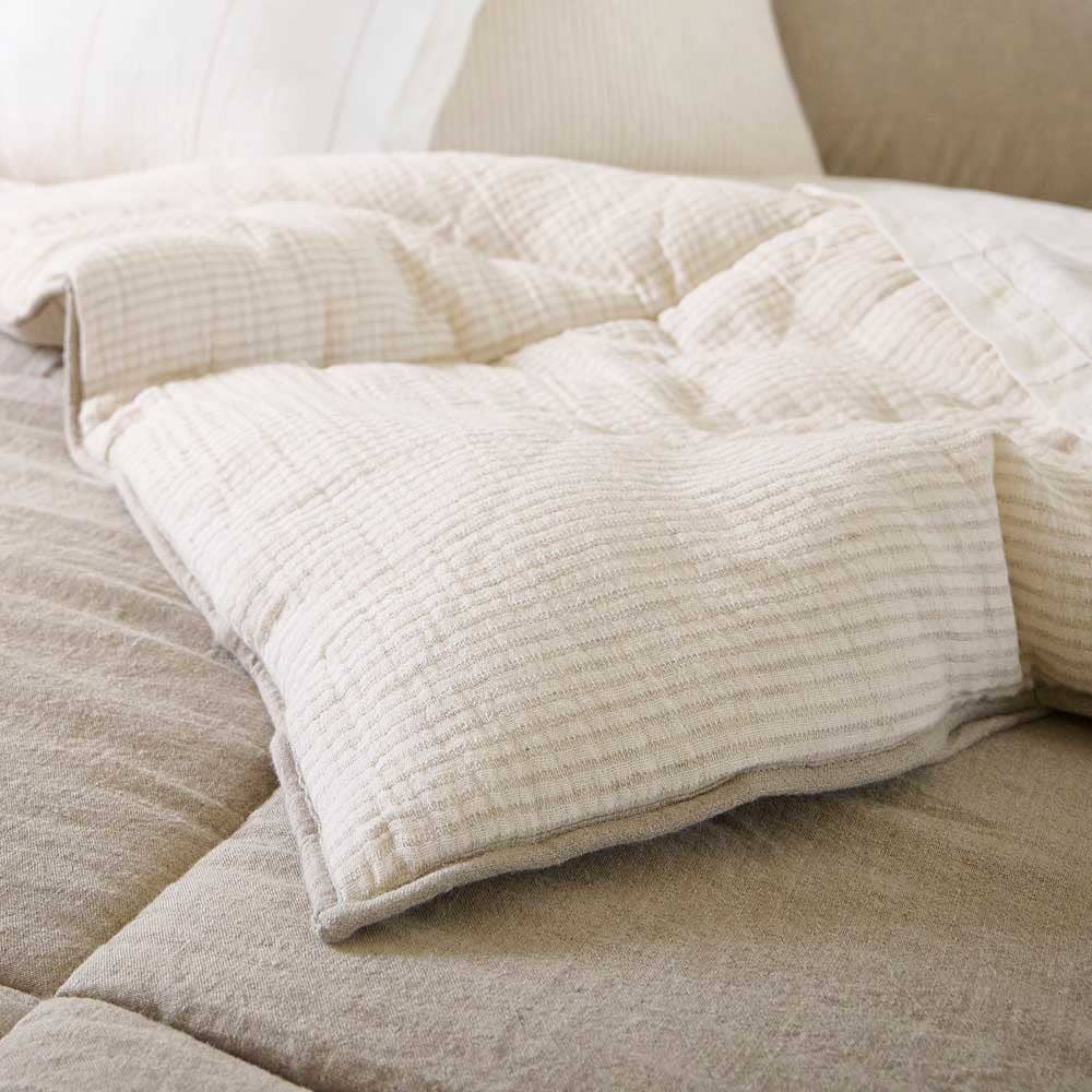 Naturlinne m' vändbar natur/vit nålrand Marina Vändbar Kviltad Sängöverkast - Naturlig med Naturlig Rand för wholesale på Faire2