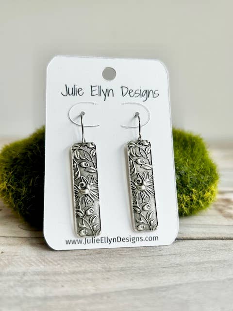 Rektangulære øreringe i sølv med blomsterstempel for engroshandel hos Julie Ellyn Designs