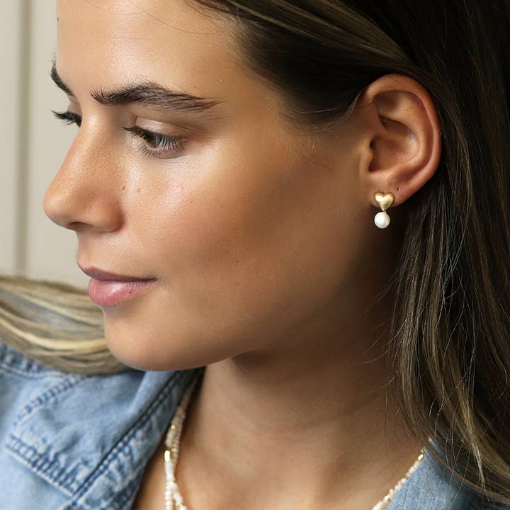 Gouden Geborstelde Hart En Parel Oorstekers voor wholesale door Peace Of Mind