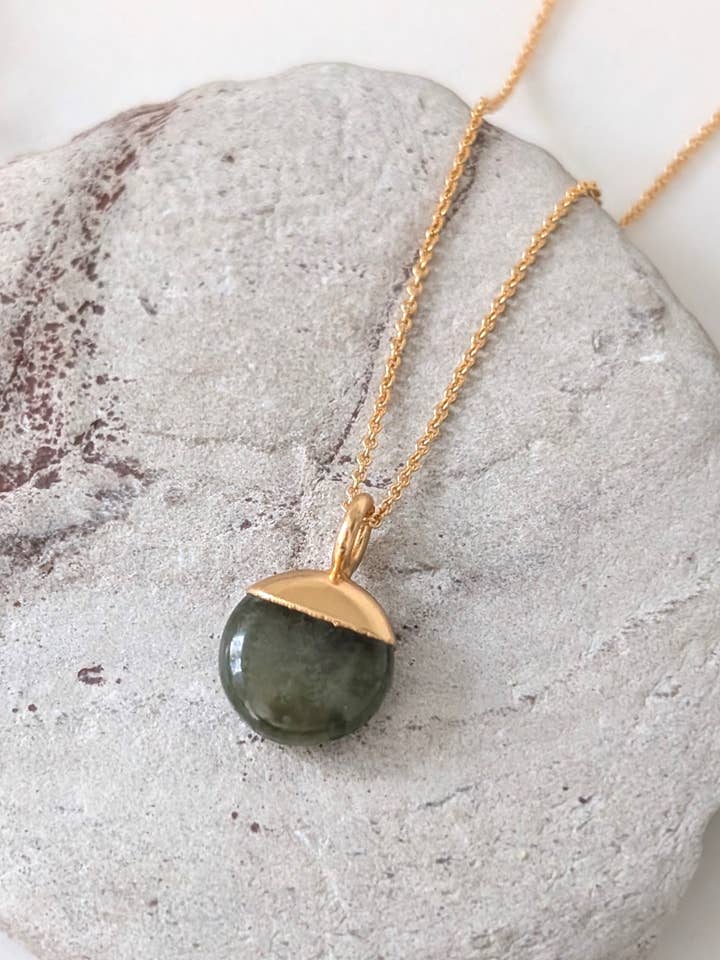 Das Orb Peridot August Geburtsstein Halskette für den Großhandel von Lapis London