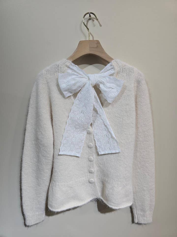 Blød striktrøje med knapper og stor sløjfe PT10073 for engroshandel hos Adilynn