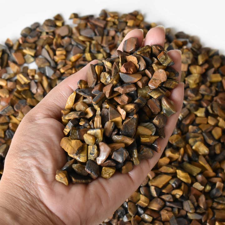 100 g Geneeskrachtige Edelsteentjes | Tijgeroog | Rauwe Kristalstukjes voor wholesale door Soothing Crystals