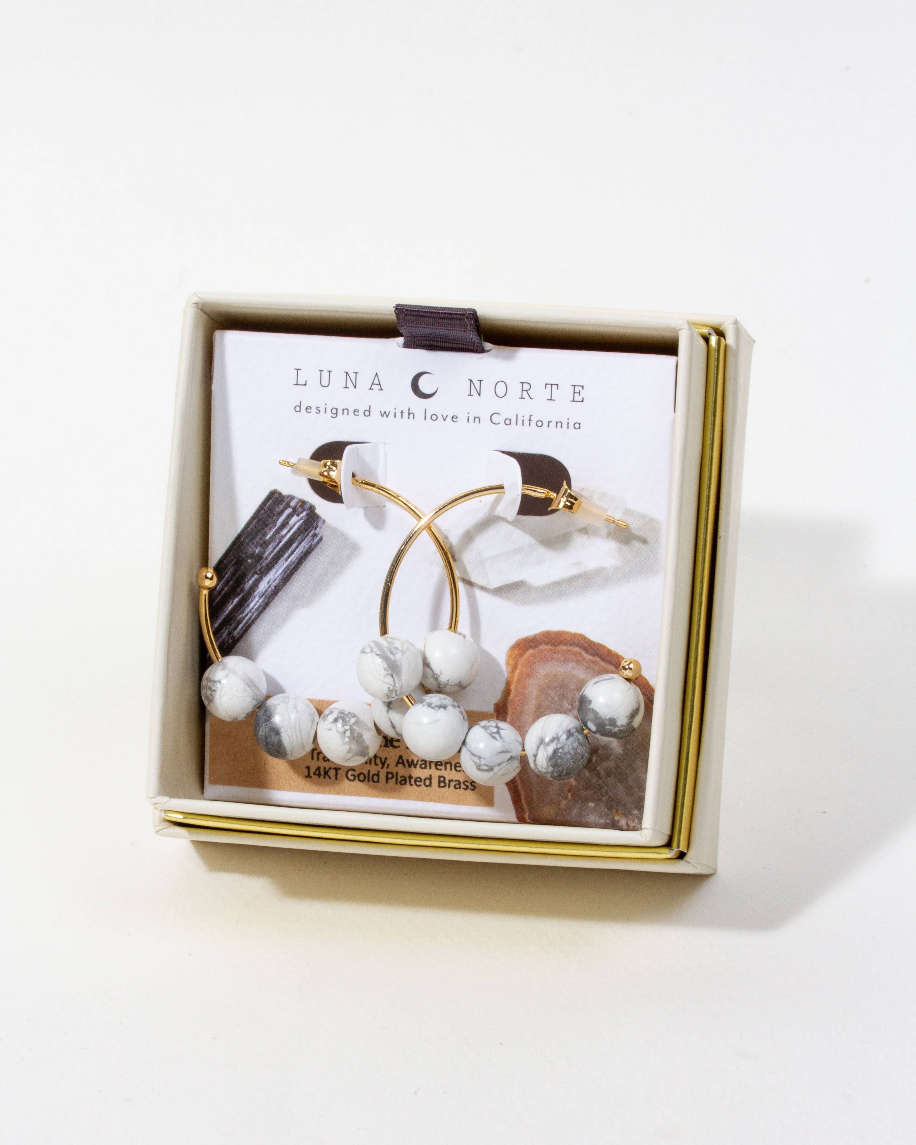 Luna Norte - Wholesale Huggie oorbellen - Boho Glide Edelsteen Hoepeloorbellen - Witte Howliet