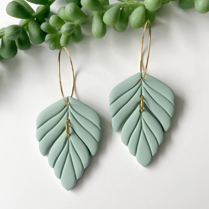 Finley River | Trendy Polymer Clay Earrings | Hypoallergenic – Großhandel Ohrhänger – Fiona Hoops | Salbei | Lehmohrringe0