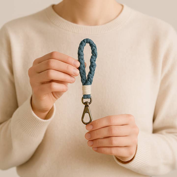 Atelier HM Design - Wholesale Keychain - Women's - Macramé keychain - Navy blue and white fabric loop1