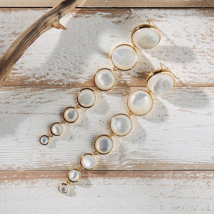 Boucles d'oreilles Dropping Circles en nacre pour la vente par Laura Foote Designs