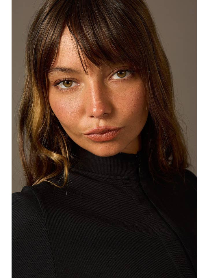 Black Invisible Zip Jacket en Negro for wholesale on Faire9