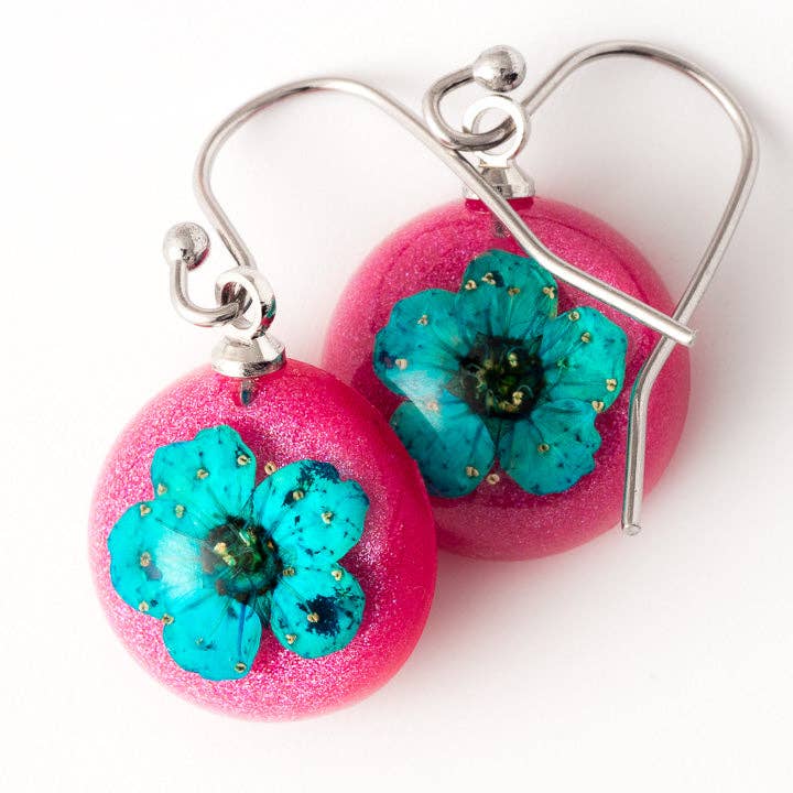 Boucles d'oreilles fleur mini orbe bleu-rouge pour la vente par Hanami Real Flower Jewelry