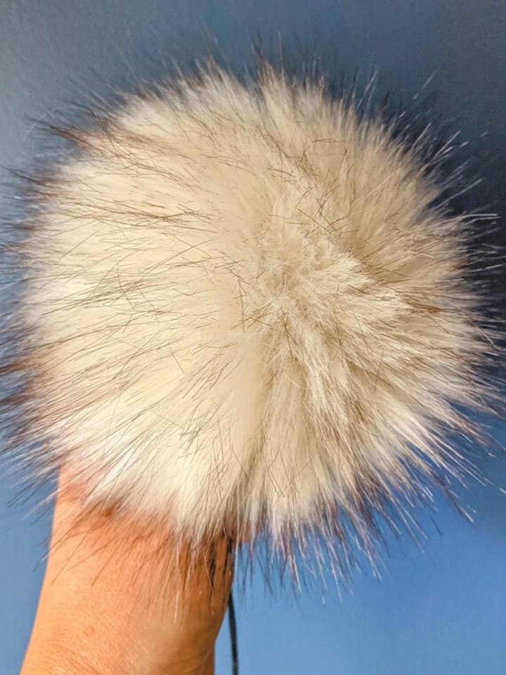 Pompon amovible en fausse fourrure de 7 po - Guimauve crémeuse pour la vente par CountryStixCo