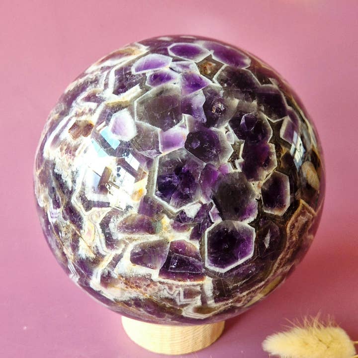 Boule de Cristal en Pierre Précieuse Unique Rêve Améthyste sphère 130mm 2800g (Améthyste Chevron) pour la vente par Moonlight Gemstones
