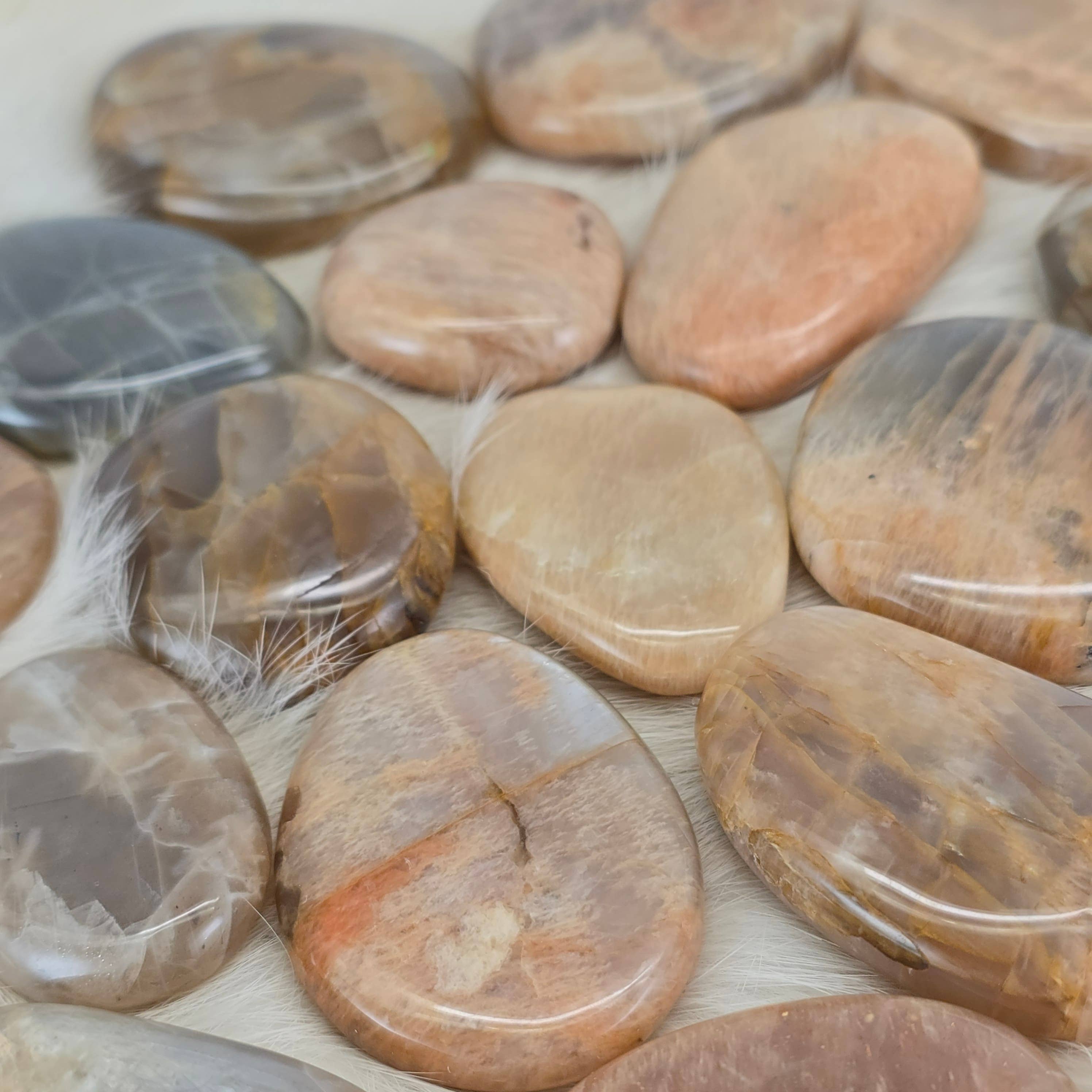 Aquamarine Daydream Wholesale - Wholesale Spirituele steen/kristal - 0,5 kilo perzikmaansteen platte handstenen ~ bulk kristallen2