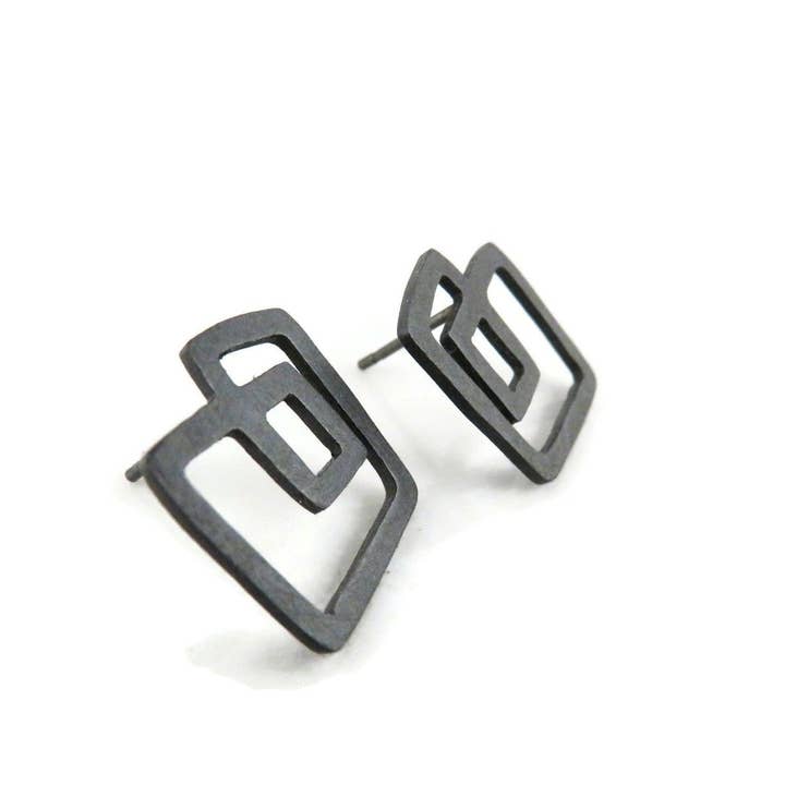 Kimya Joyas – Brincos de pino por atacado – Brincos de Prata Oxidada com Design Abstrato4