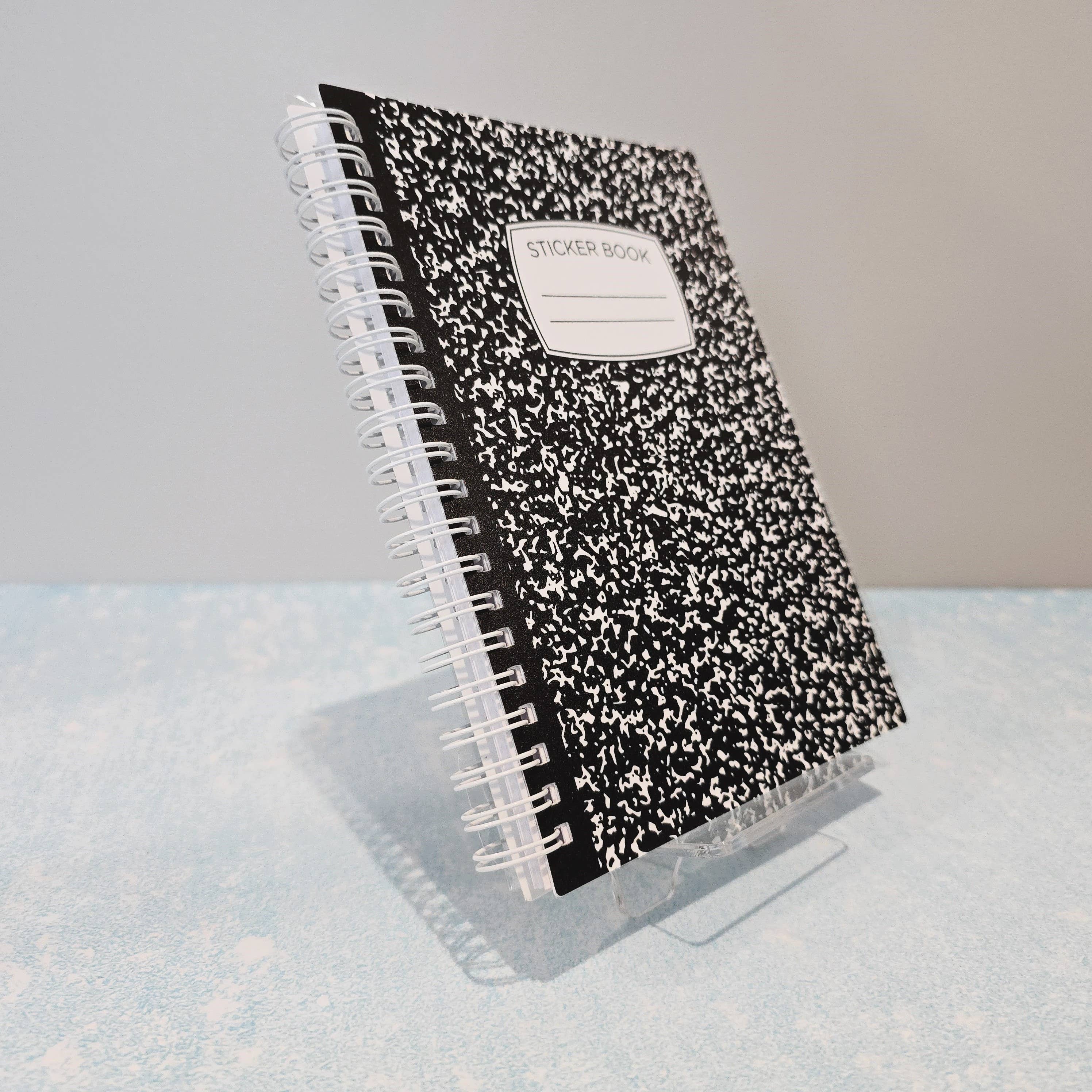 Expression Design Co - Vendita all'ingrosso Espositore per rivenditori - Cavalletto Espositore in Acrilico per Album di Adesivi1