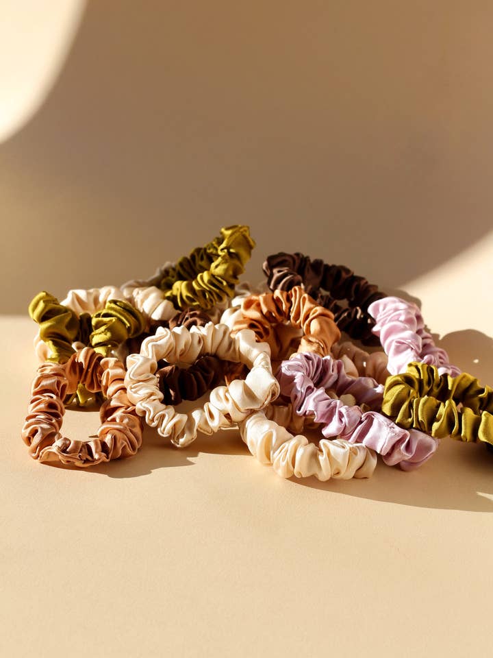 Scrunchies- Plantefarvet - Tynd Silke Satin for engroshandel hos Marram