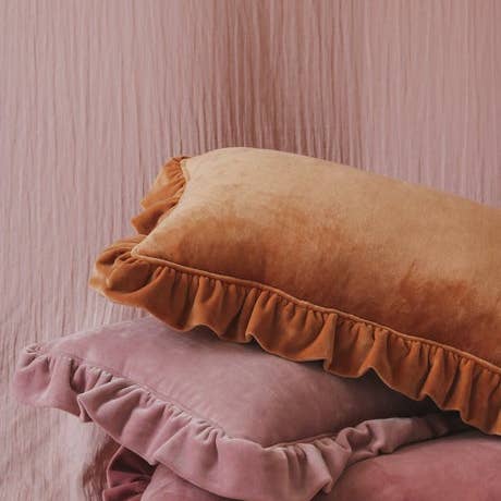 Moi Mili – wholesale Throw/decorative pillow – Soft Velvet Pillow with Frill “Caramel”1