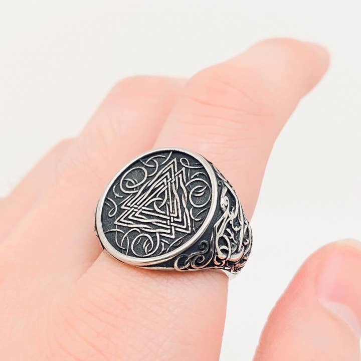 Viking Triangle Ring aus Titanstahl für Herren für den Großhandel von Mio Queena