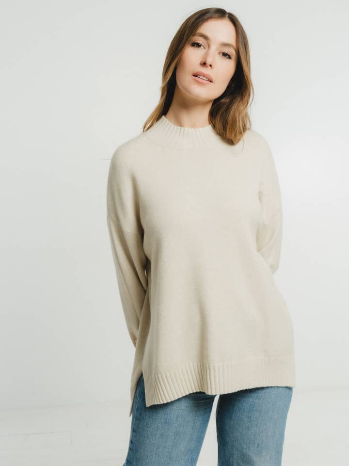 Pullover mit hohem Kragen und seitlichen Schlitzen für den Großhandel von JULIA PARIS