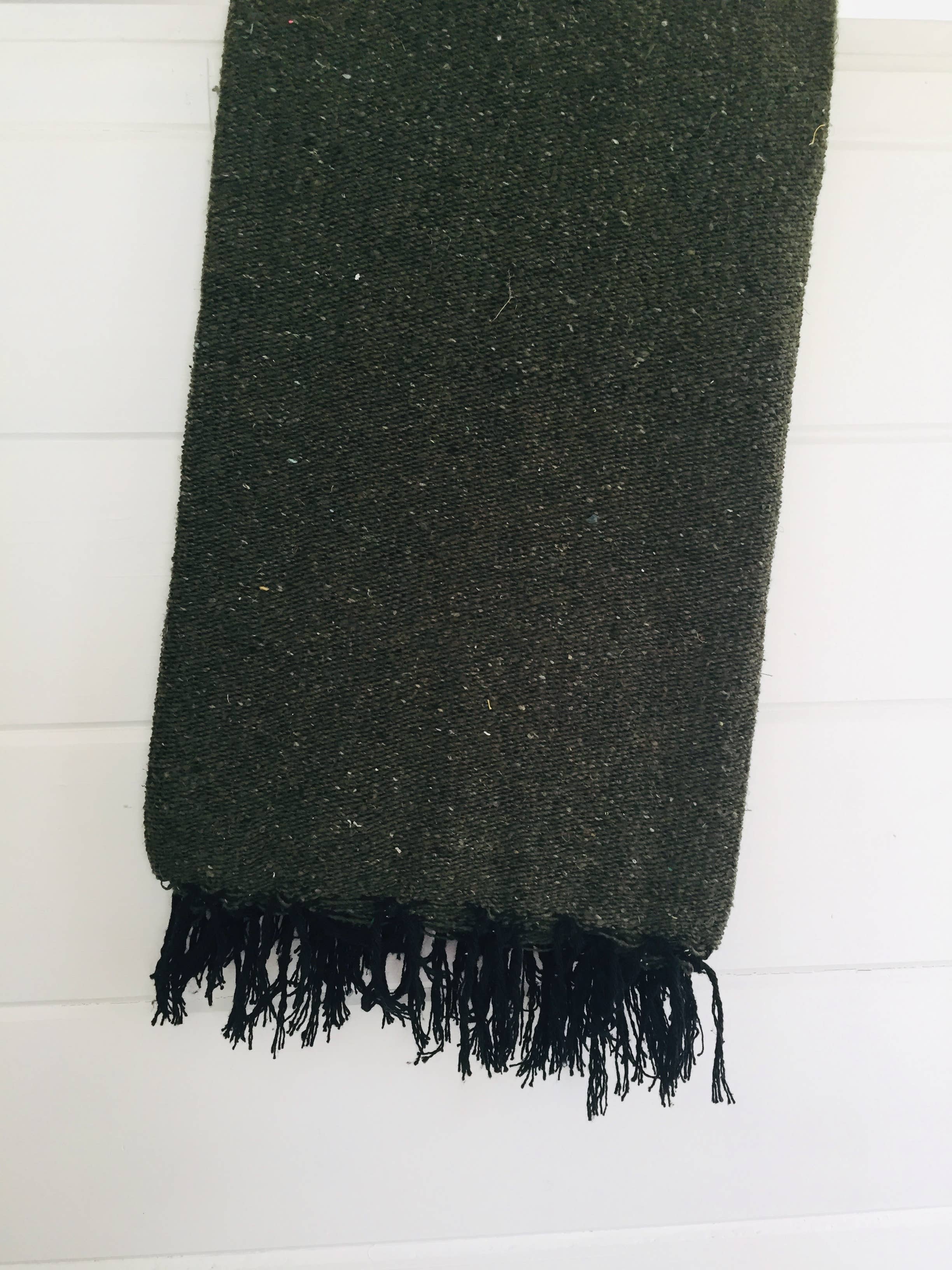 Mahalo Market - Venta al por mayor Mantas de sofá - Manta mexicana sólida con flecos en tonos dorado y beige | Yoga | Mint12