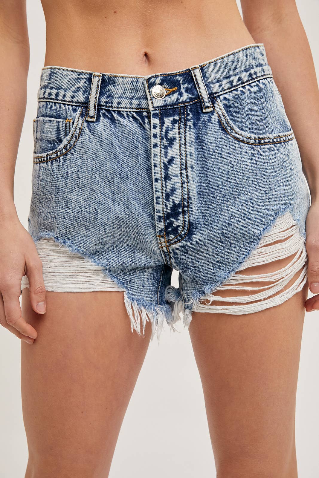 Bluivy - Vendita all'ingrosso Pantaloncini - Donna - SHORTS IN DENIM CON ORLO STRAPPATO10