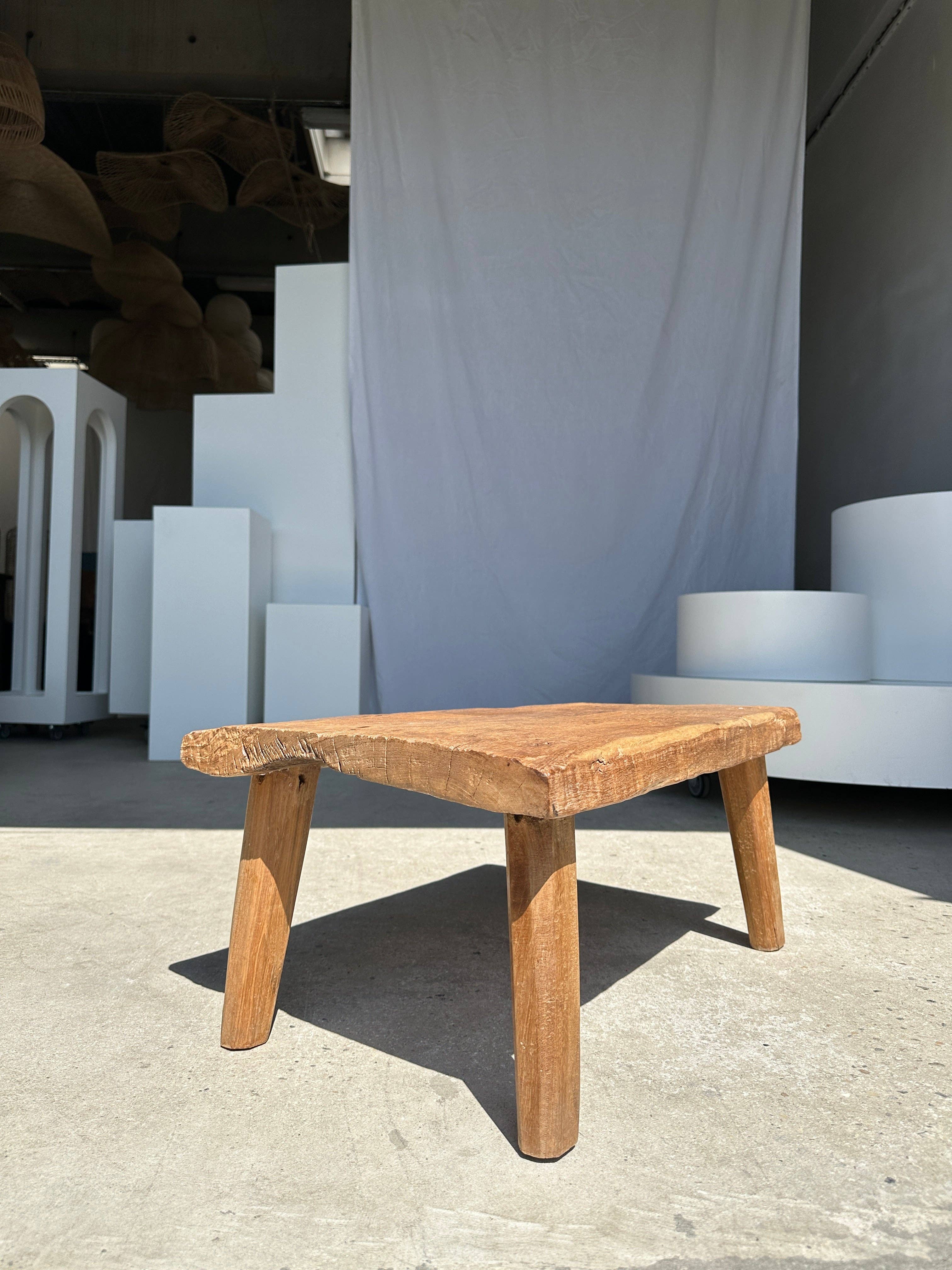 Office Objets – Großhandel Beistelltisch – Kleiner leichter Couchtisch aus hellem Teakholz mit vier Beinen H: 30 L: 63,5 B: 40 cm22