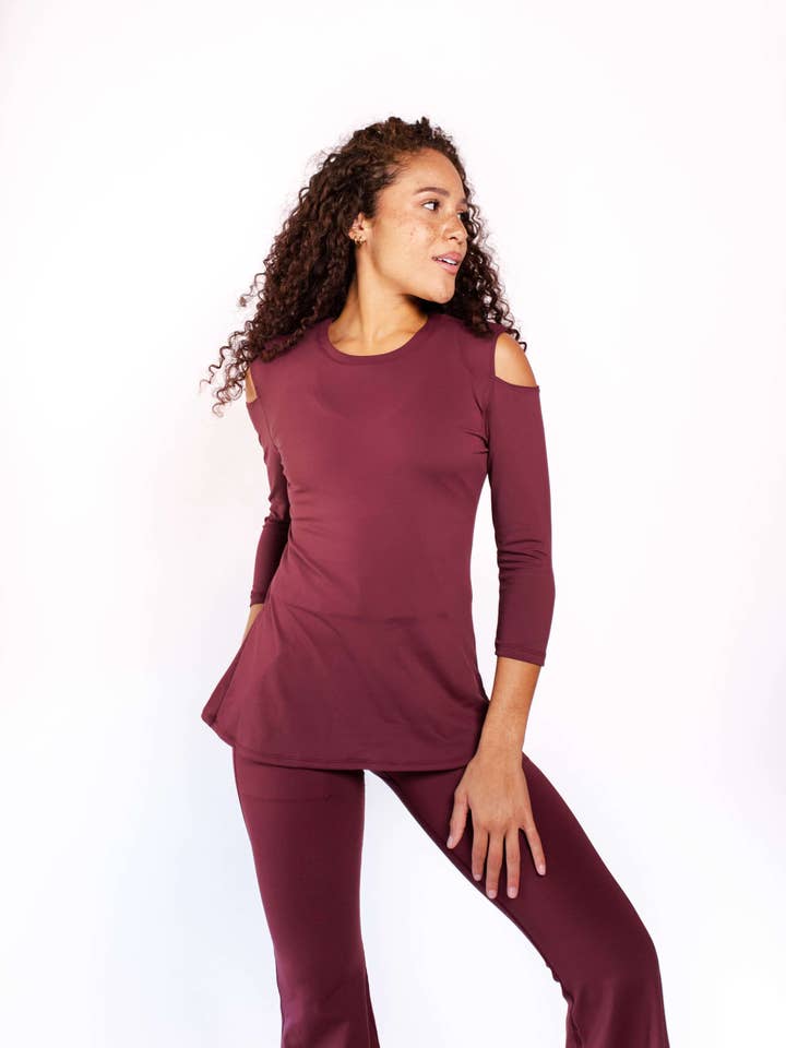 Top à épaules dénudées en marron pour la vente par Yoga Democracy