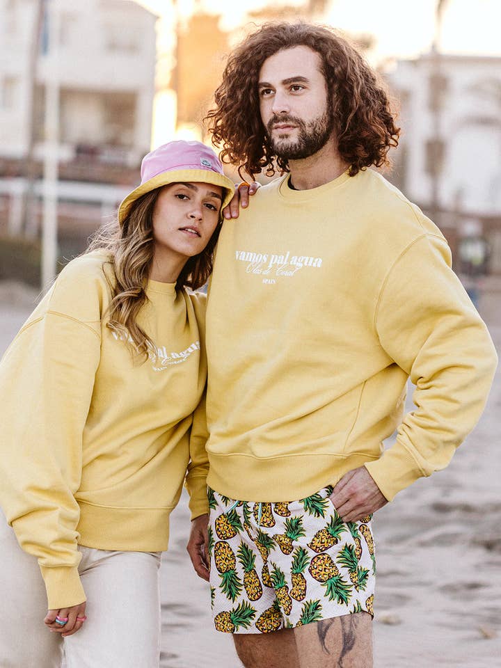 Vamos Pal Agua Bæredygtig Oversize Sweatshirt - Gul for engroshandel hos olas de coral