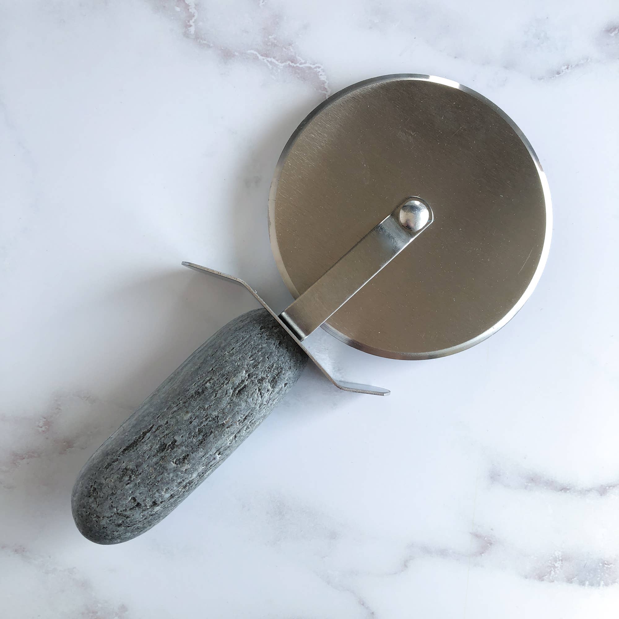 Funky Rock Designs – Großhandel Pizzaschneider – Effizientes Pizzarad mit Steingriff2