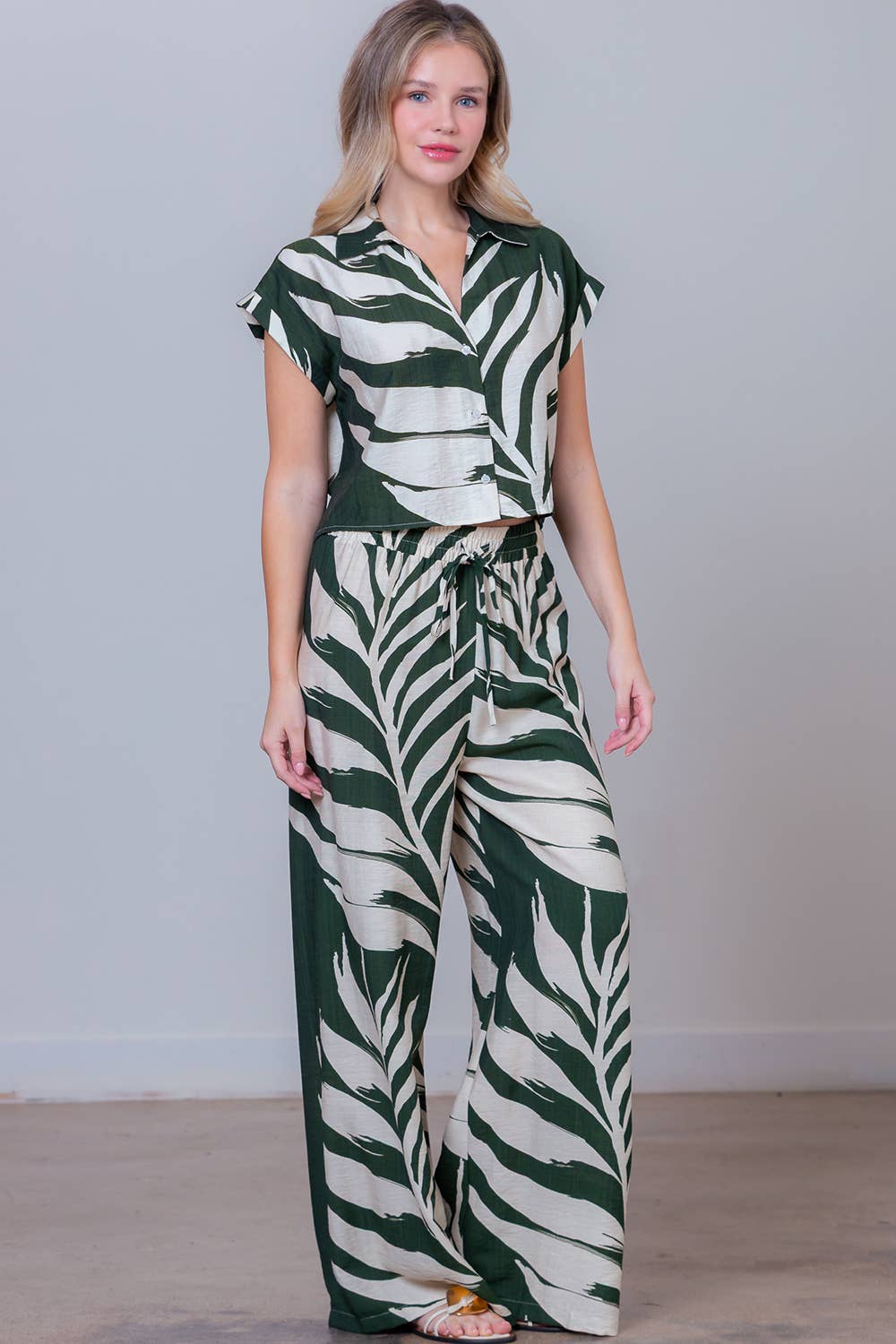 Verde Oliva ST82316-10-BP10165-10-IVY/OLIVE PALM CAMICIA A MANICHE CORTE IN RAYON in vendita all'ingrosso su Faire3