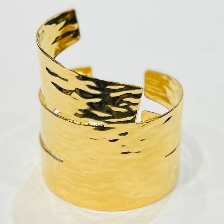 Manchette asymetrique acier inox texture martelée doré pour la vente par Bijoux 7bis