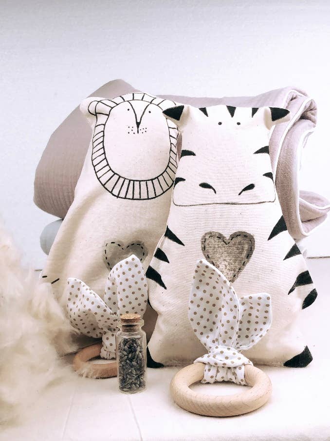 MoMom Nanna sutteklud med kapok og lavendel for engroshandel hos momomcreazioni