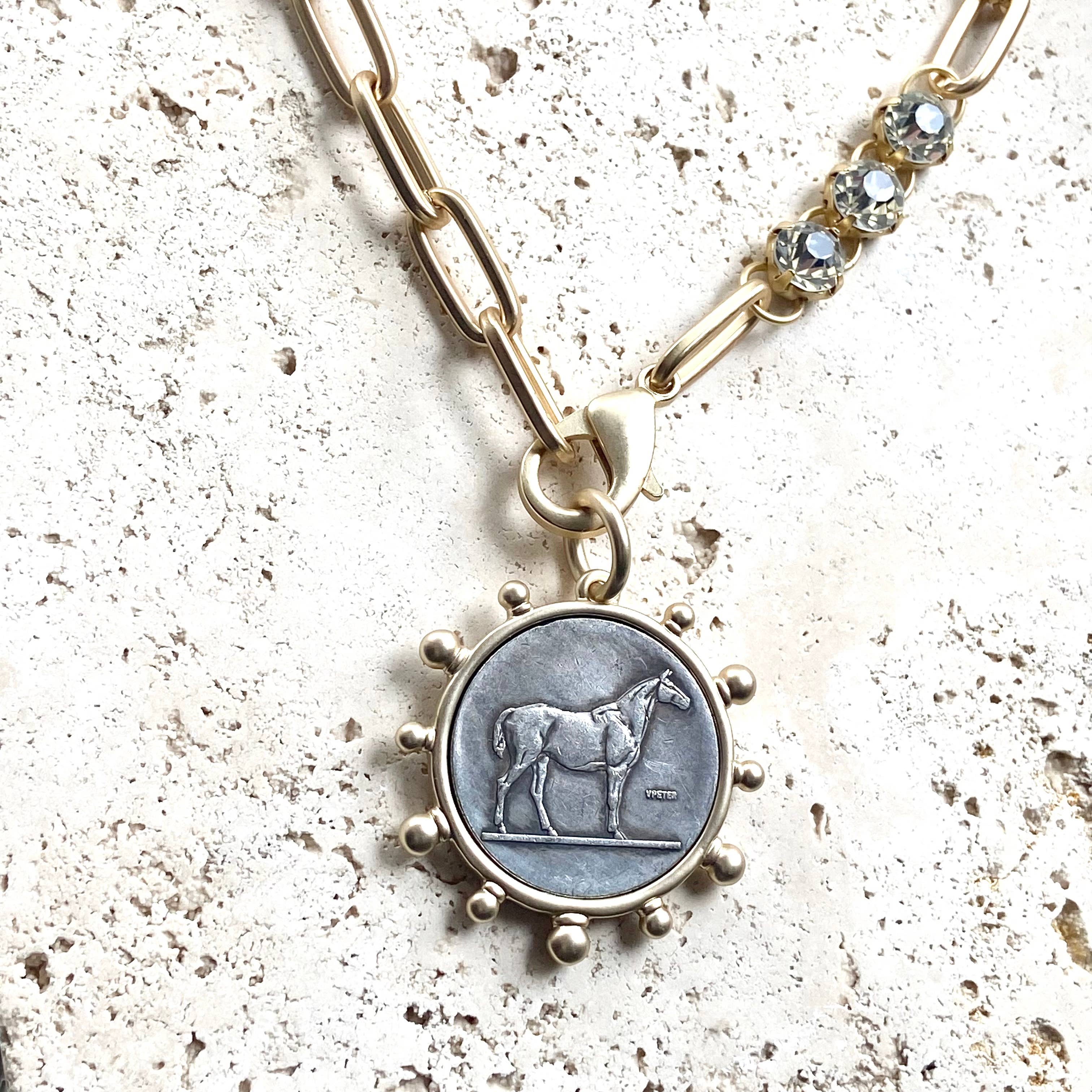 VB&CO Designs Handmade Jewelry - Vente Colliers à pendentif - Médaillon représentant un cheval, une reine de l'équitation et une abeille7